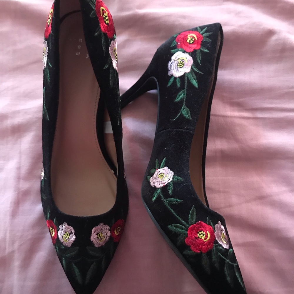 Vintage Black Floral Heels